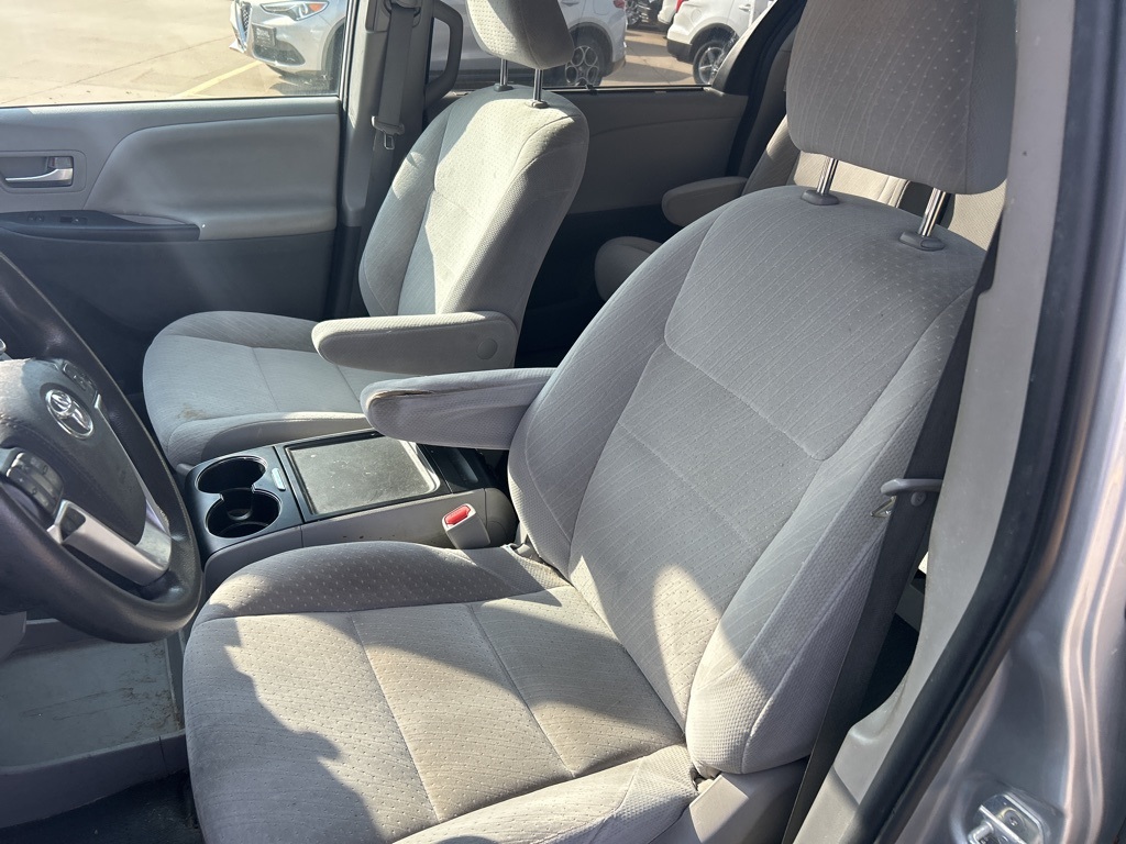 2020 Toyota Sienna LE photo 11