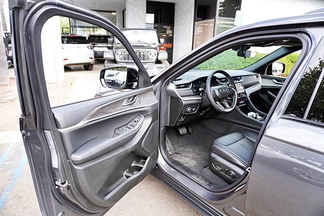 New 2025 Baltic Gray Metallic Clear-Coat Exterior Paint Jeep Limited image 42