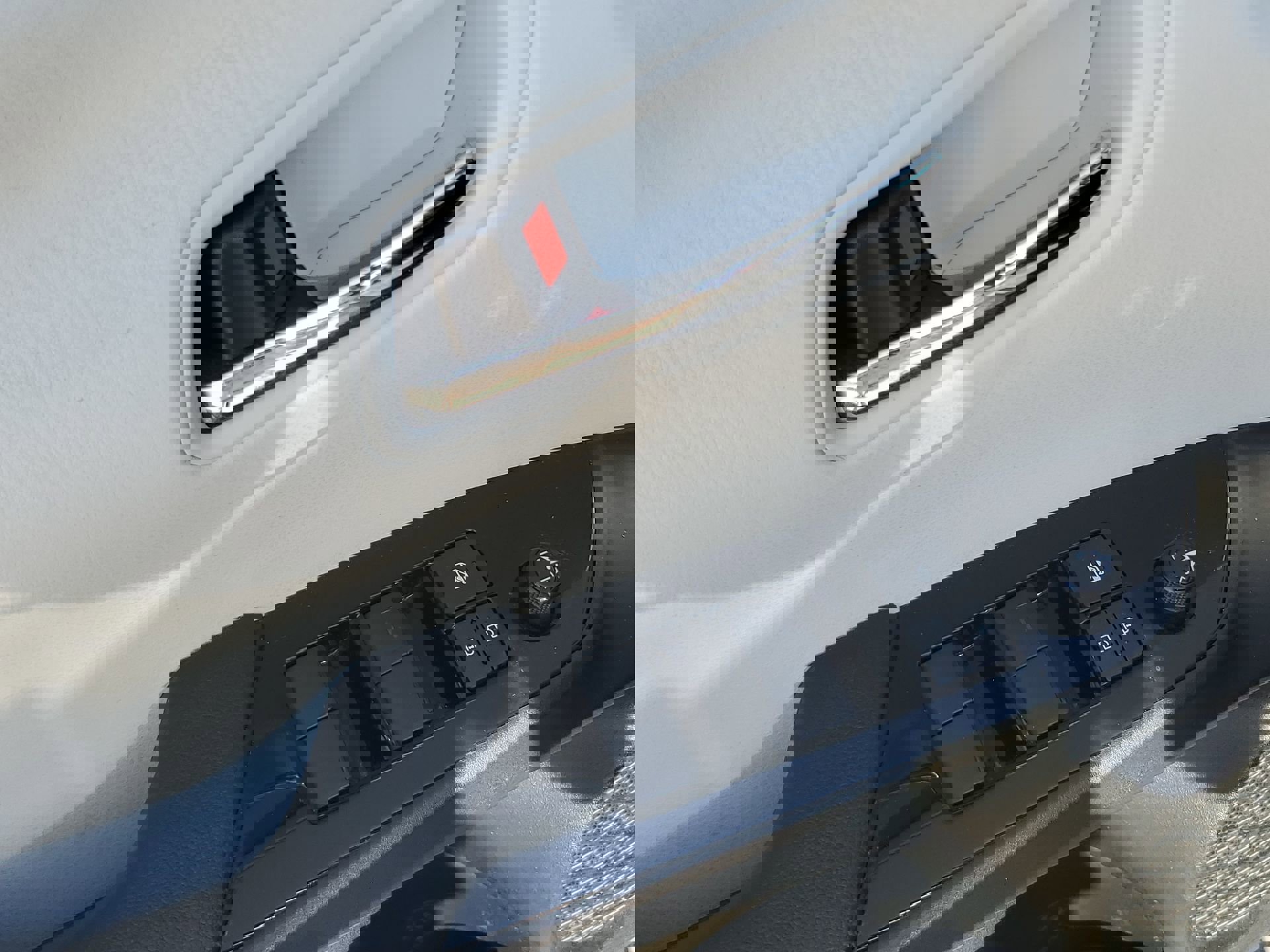 2022 Toyota Prius L photo 35