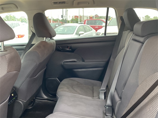 2022 Toyota Highlander LE photo 13