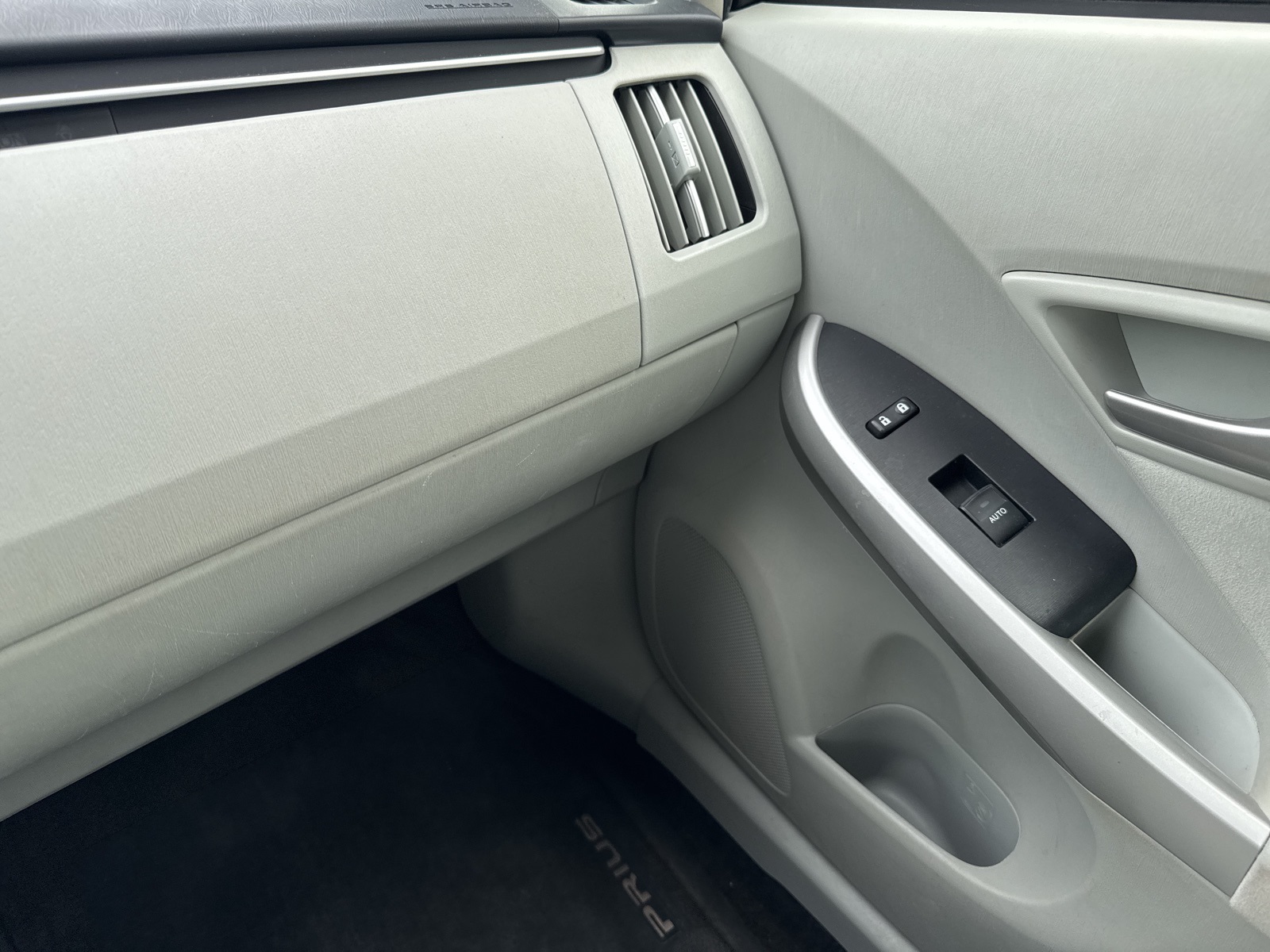 2013 Toyota Prius Two photo 27