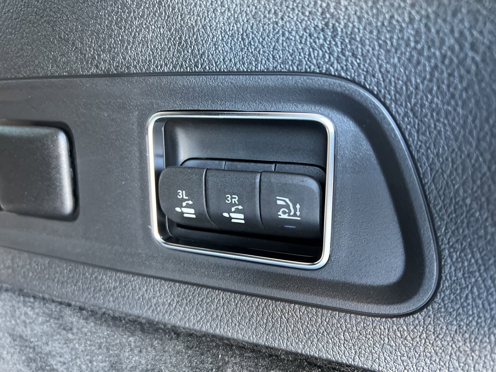 2025 Mercedes Benz GLS 450 4MATIC photo 13