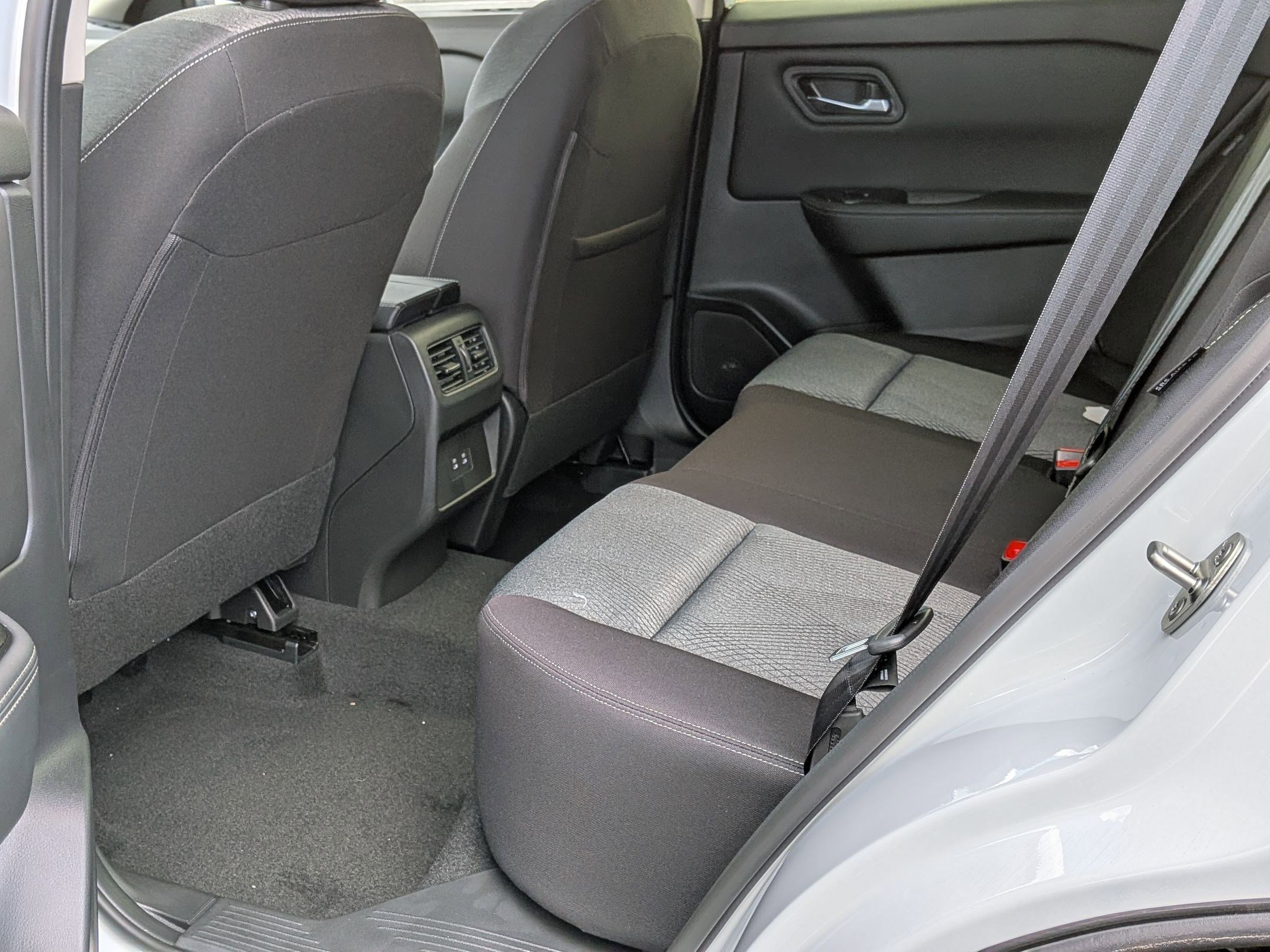 2026 Nissan Rogue SV photo 16