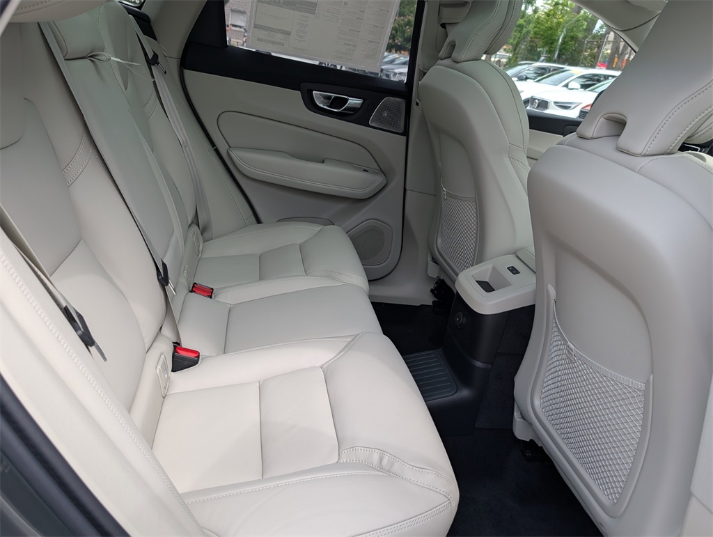 2026 Volvo XC60 Hybrid T8 photo 3