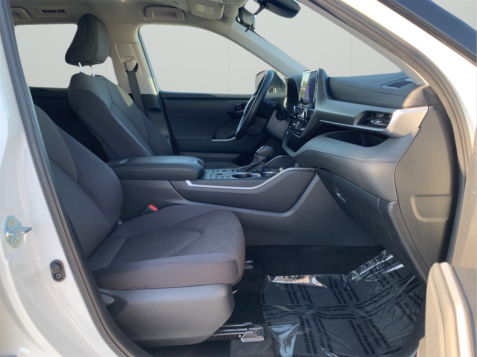 2024 Toyota Highlander LE photo 29