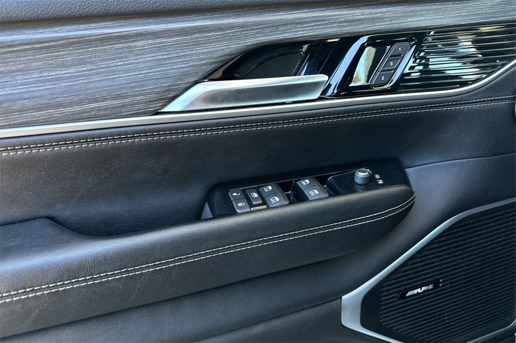 2024 Jeep Wagoneer L Series II photo 12