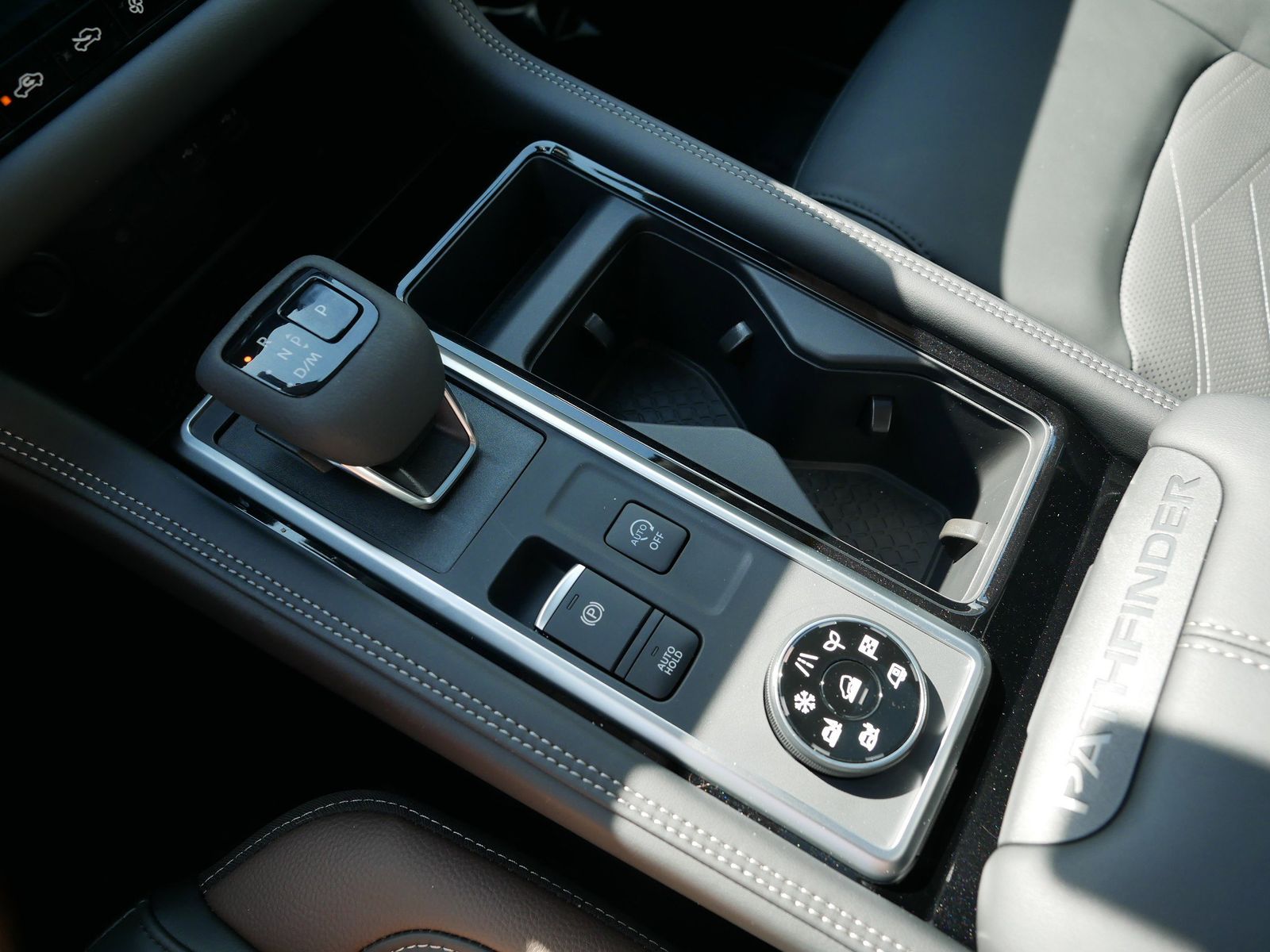 2025 Nissan Pathfinder Platinum photo 19