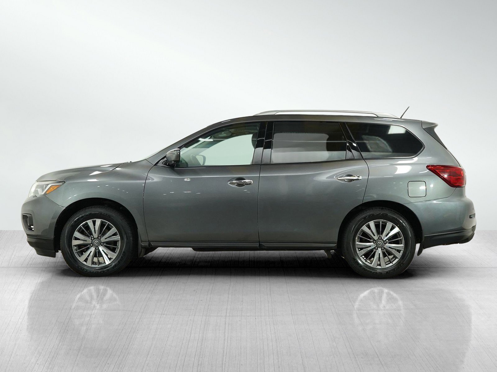 Used 2018 Nissan Pathfinder SL with VIN 5N1DR2MM5JC641074 for sale in Burnsville, Minnesota