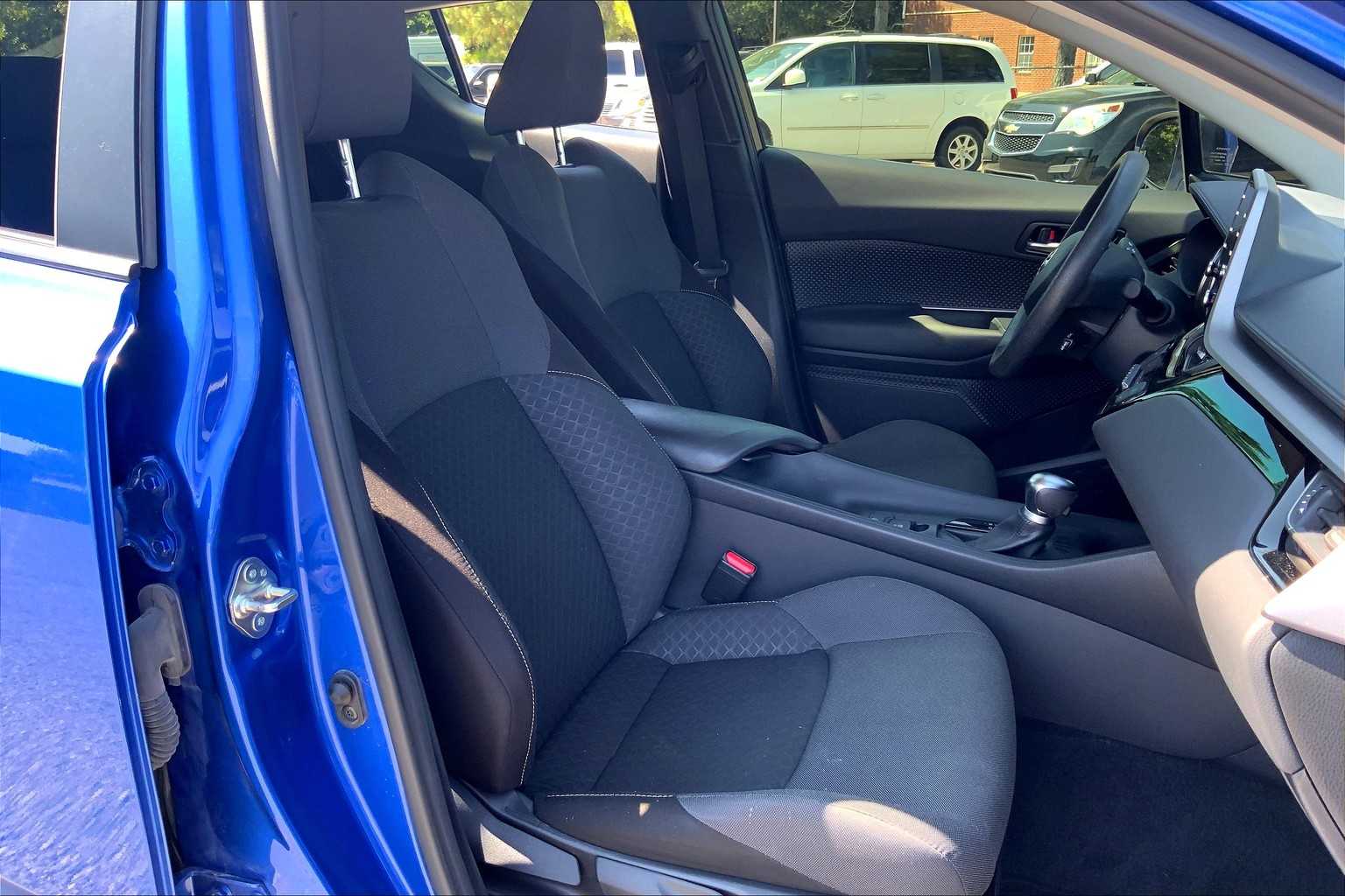 2020 Toyota C-HR LE photo 8