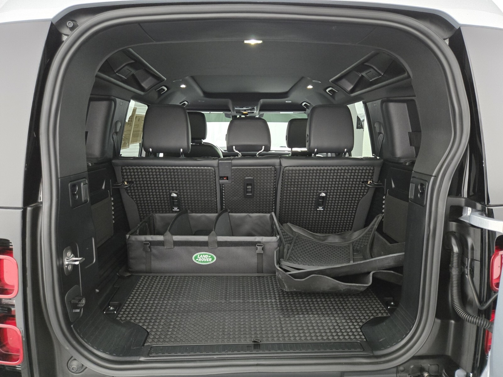 2024 Land Rover Defender 110 S photo 12