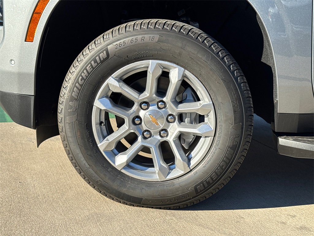 2026 Chevrolet Suburban LS photo 4