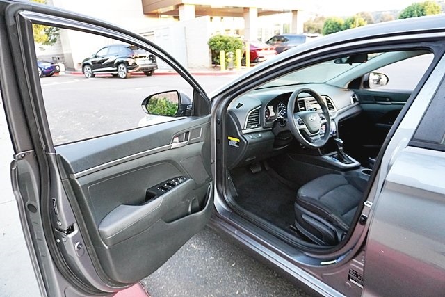 Used 2018 Gray Hyundai SE image 28