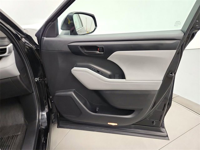 2023 Toyota Highlander L photo 27