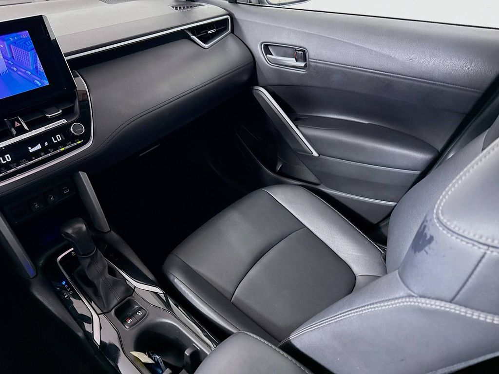 2023 Toyota Corolla Cross XLE photo 21