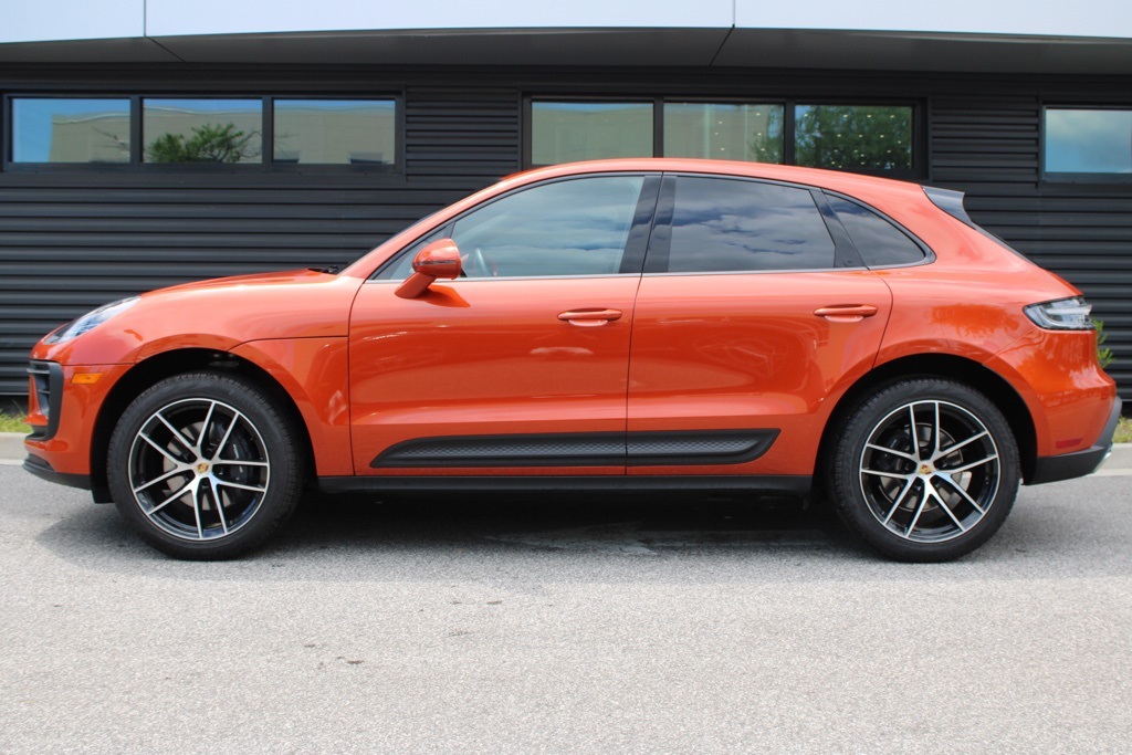 2024 Porsche Macan T photo 2