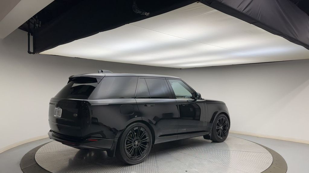 2023 Land Rover Range Rover SE photo 4