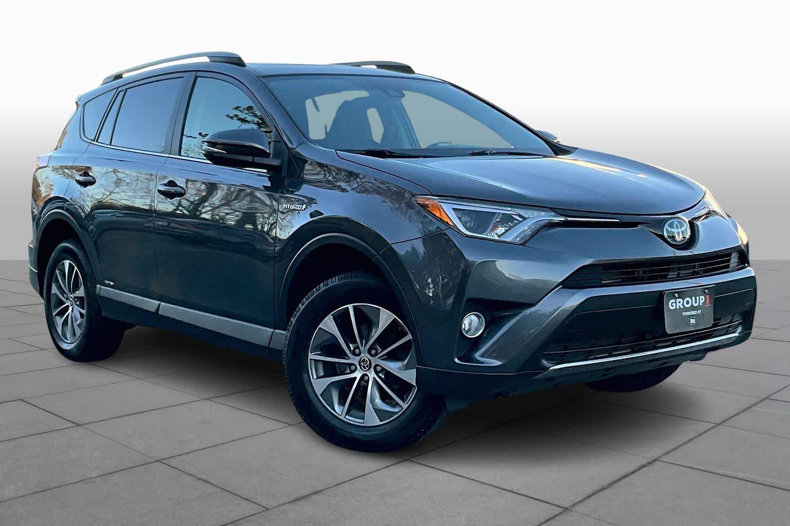 2017 Toyota RAV4 Hybrid XLE photo 2