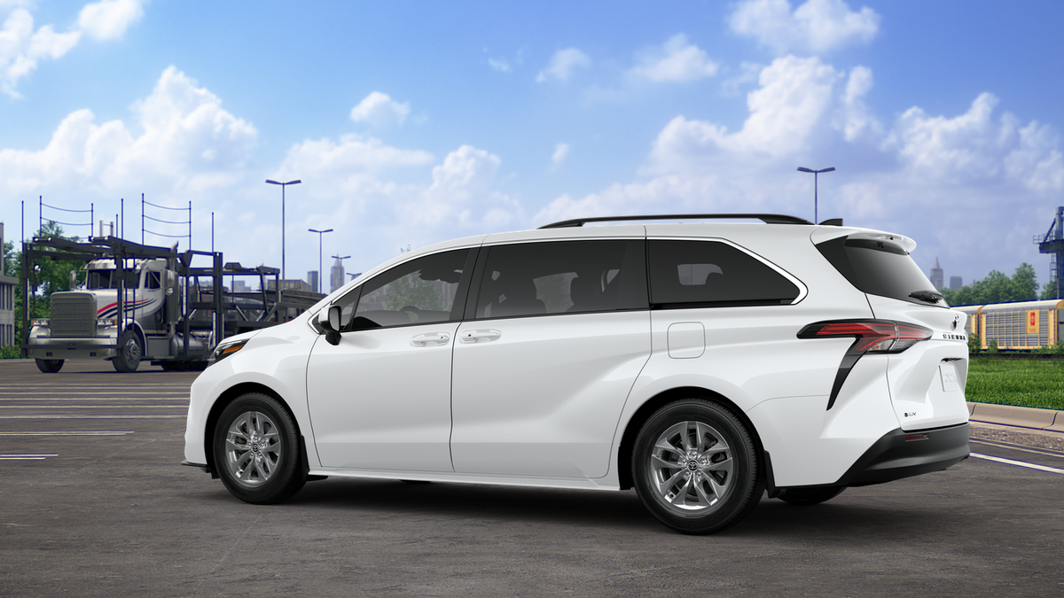 2025 Toyota Sienna LE photo 5