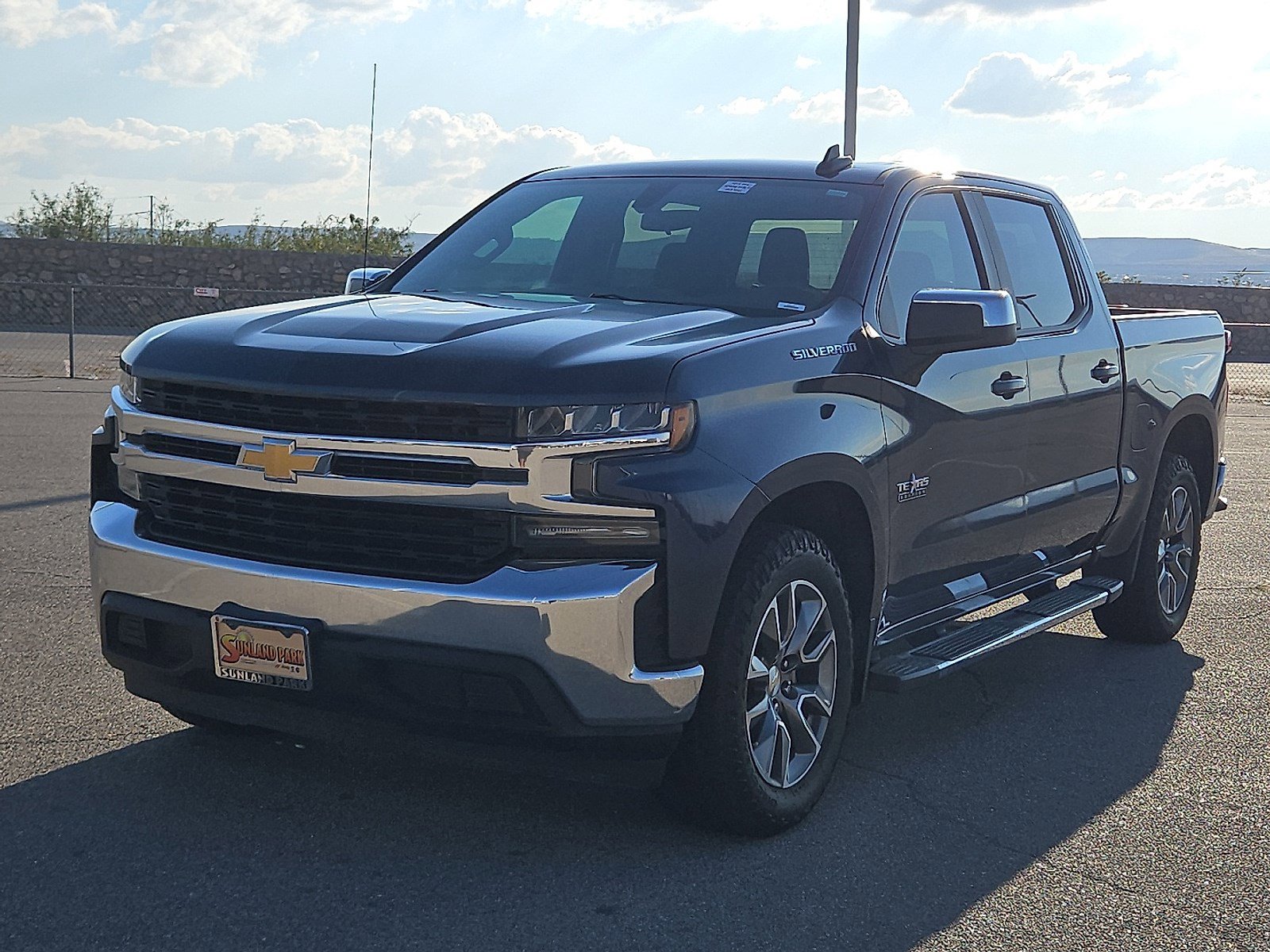2020 Chevrolet Silverado 1500 LT photo 2