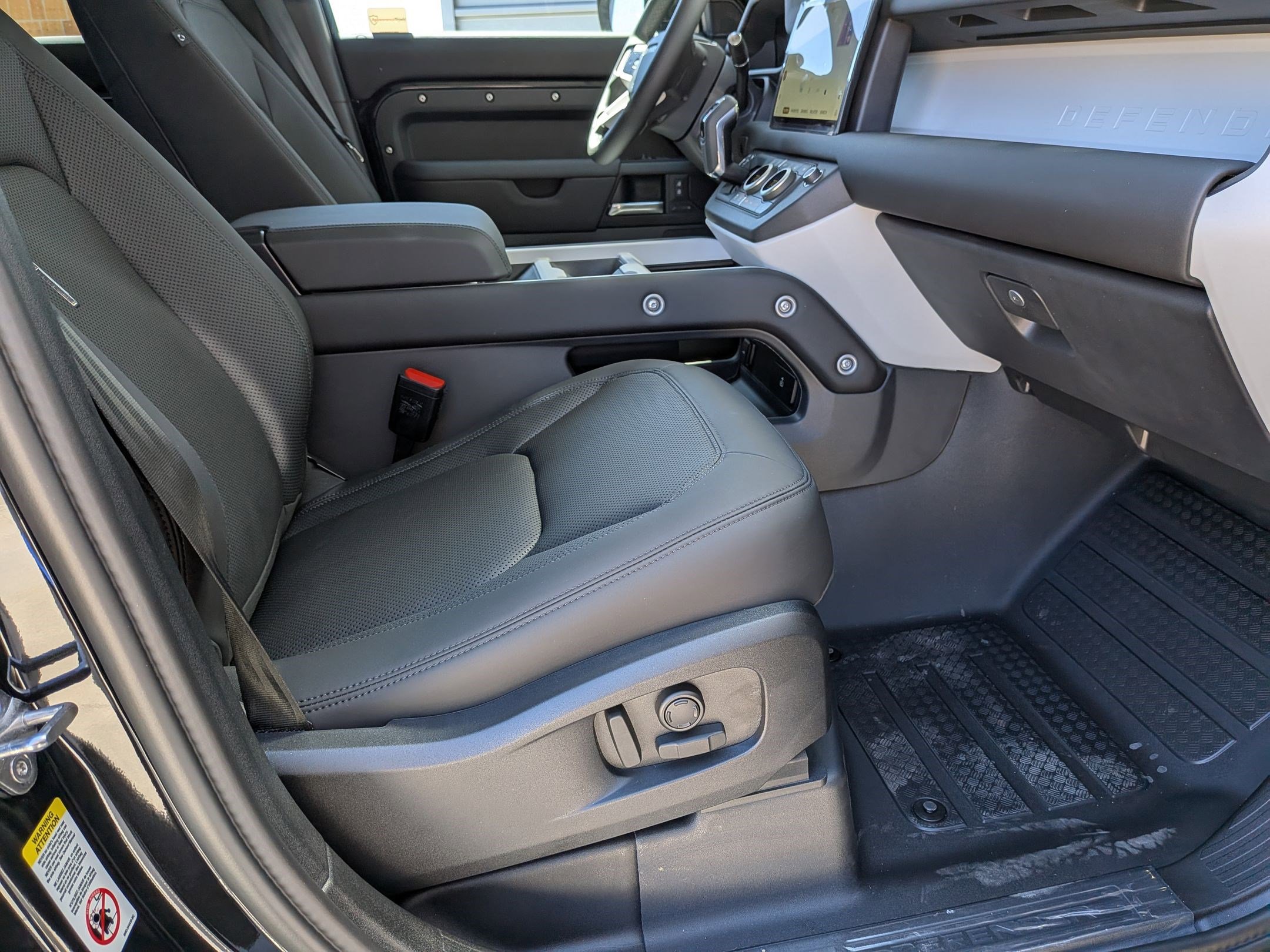 2025 Land Rover Defender 110 S photo 28