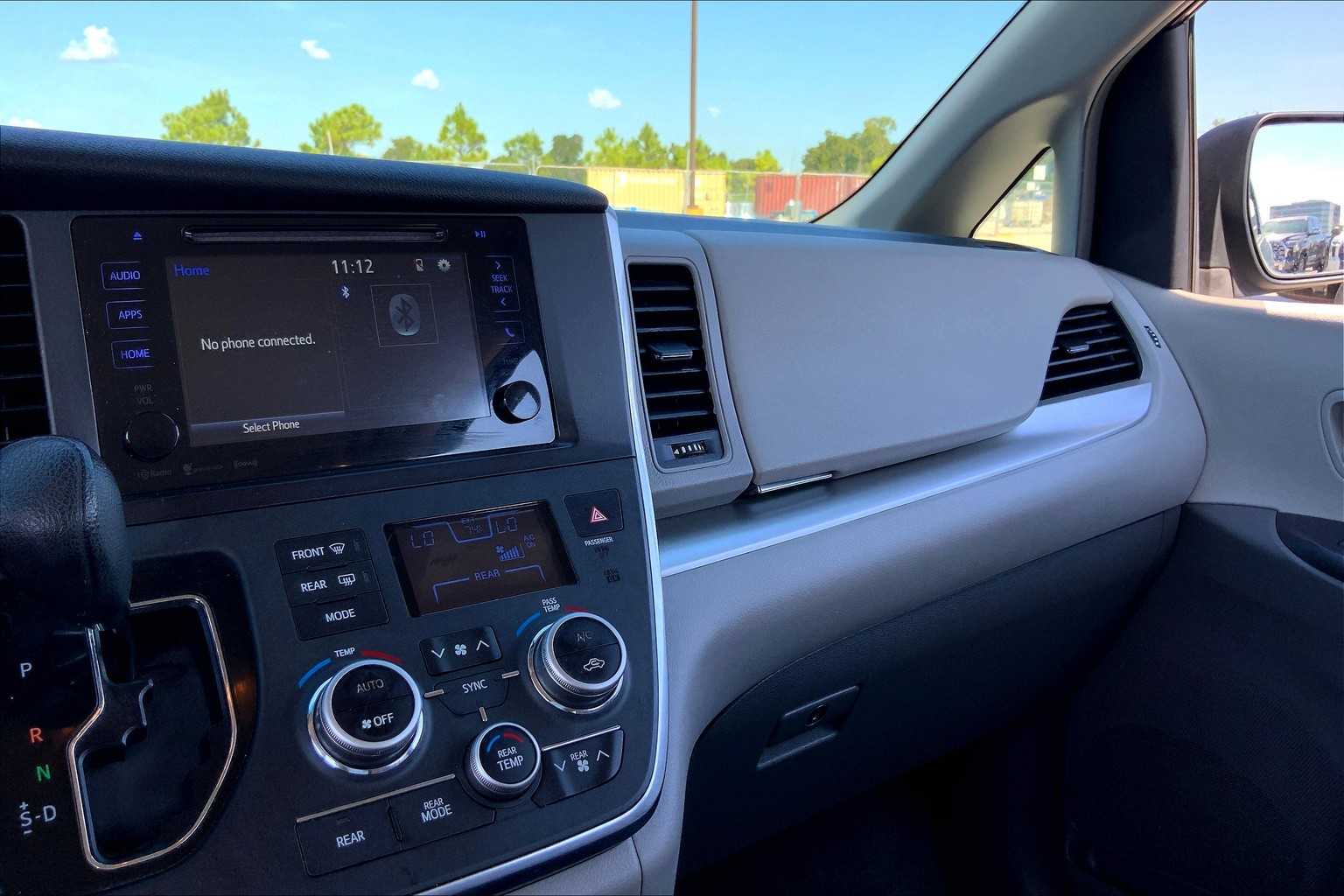 2017 Toyota Sienna LE photo 33