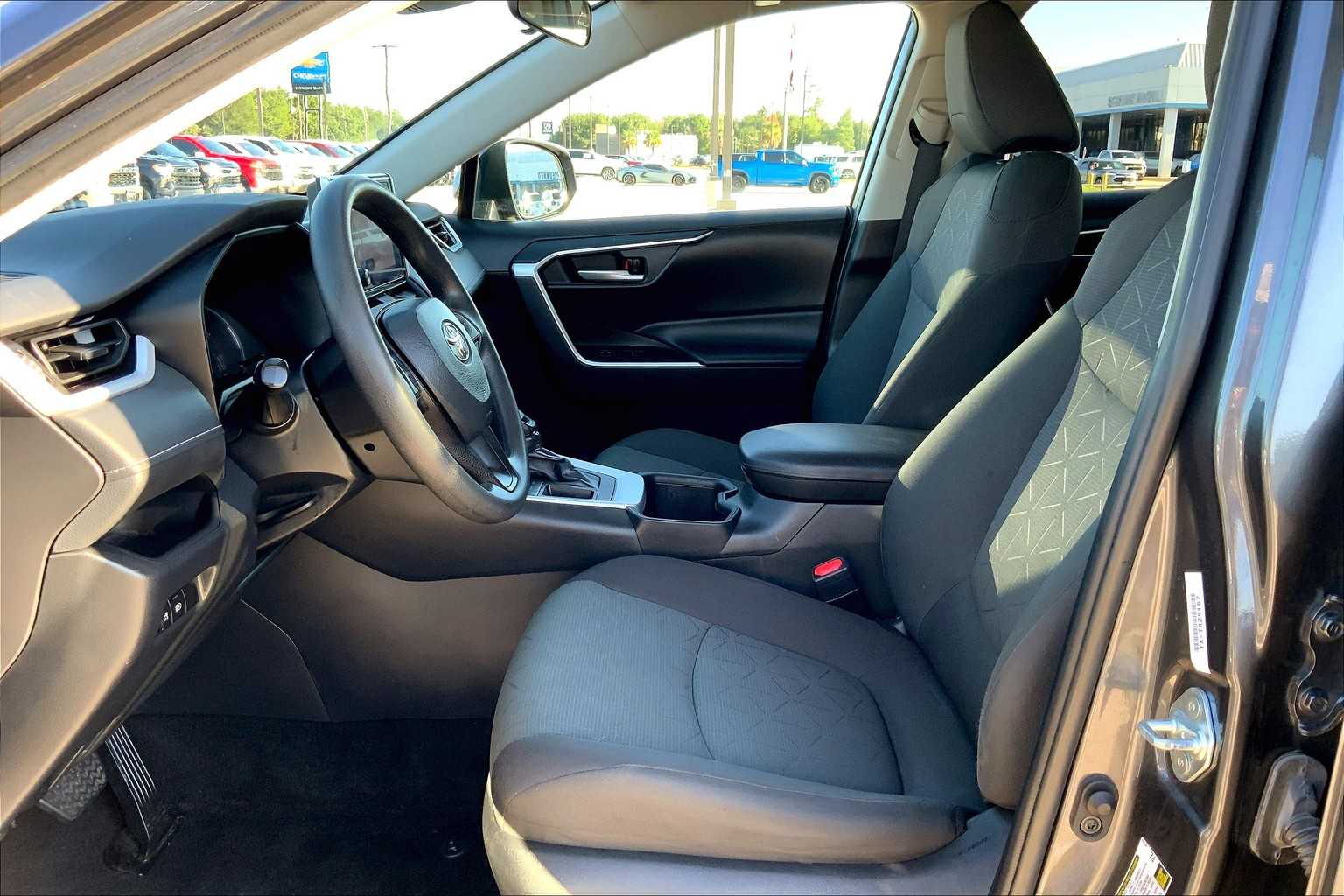 2024 Toyota RAV4 XLE photo 7