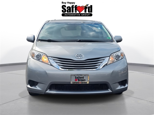 2016 Toyota Sienna LE photo 2