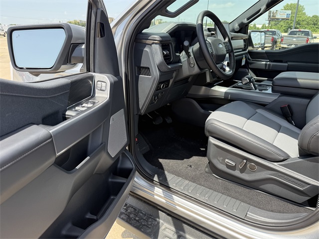 2025 Ford F-150 Lightning Lariat photo 21