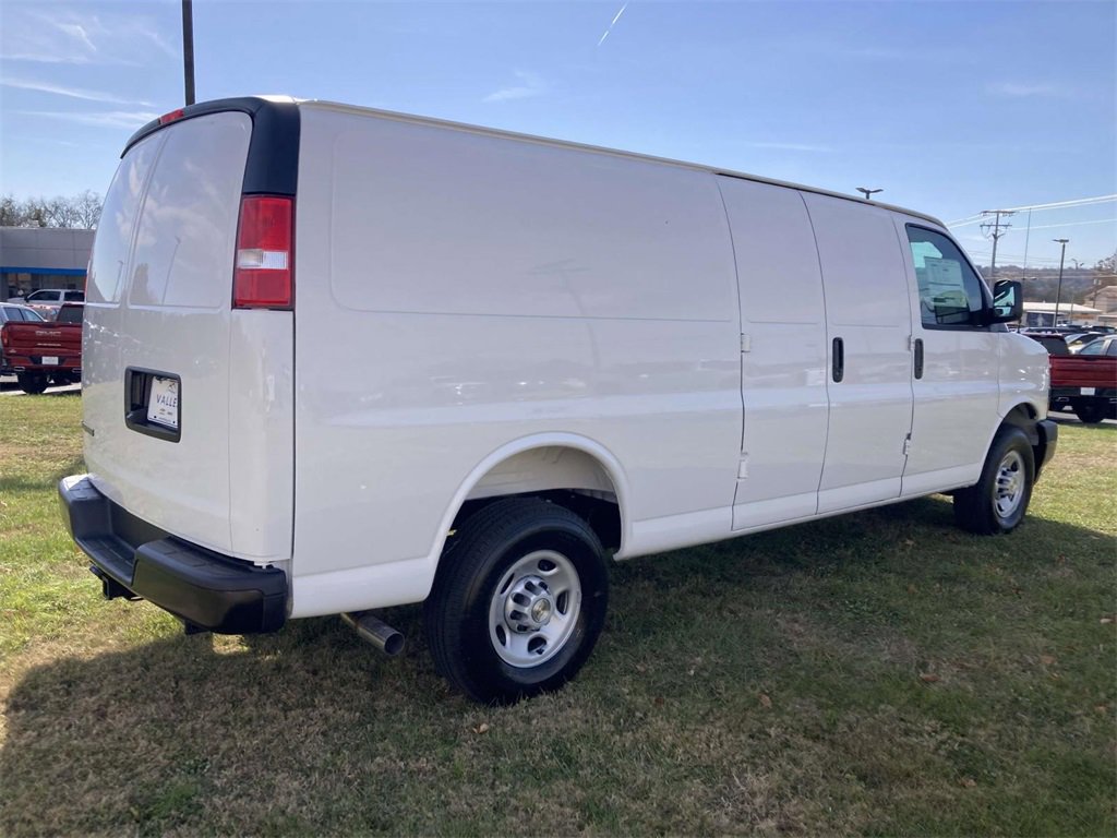 2025 Chevrolet Express Cargo 3500 photo 2