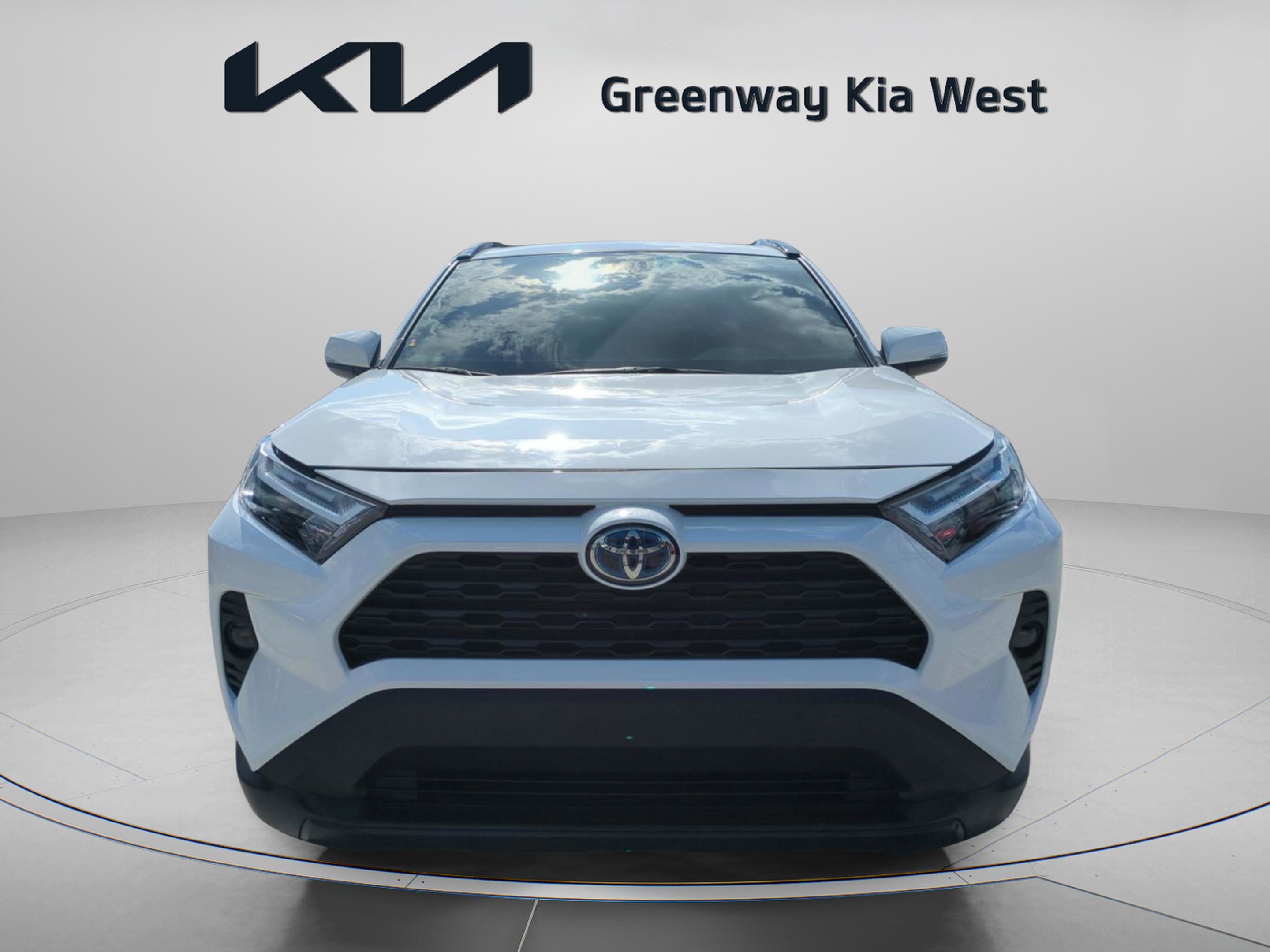 2024 Toyota RAV4 XLE photo 3