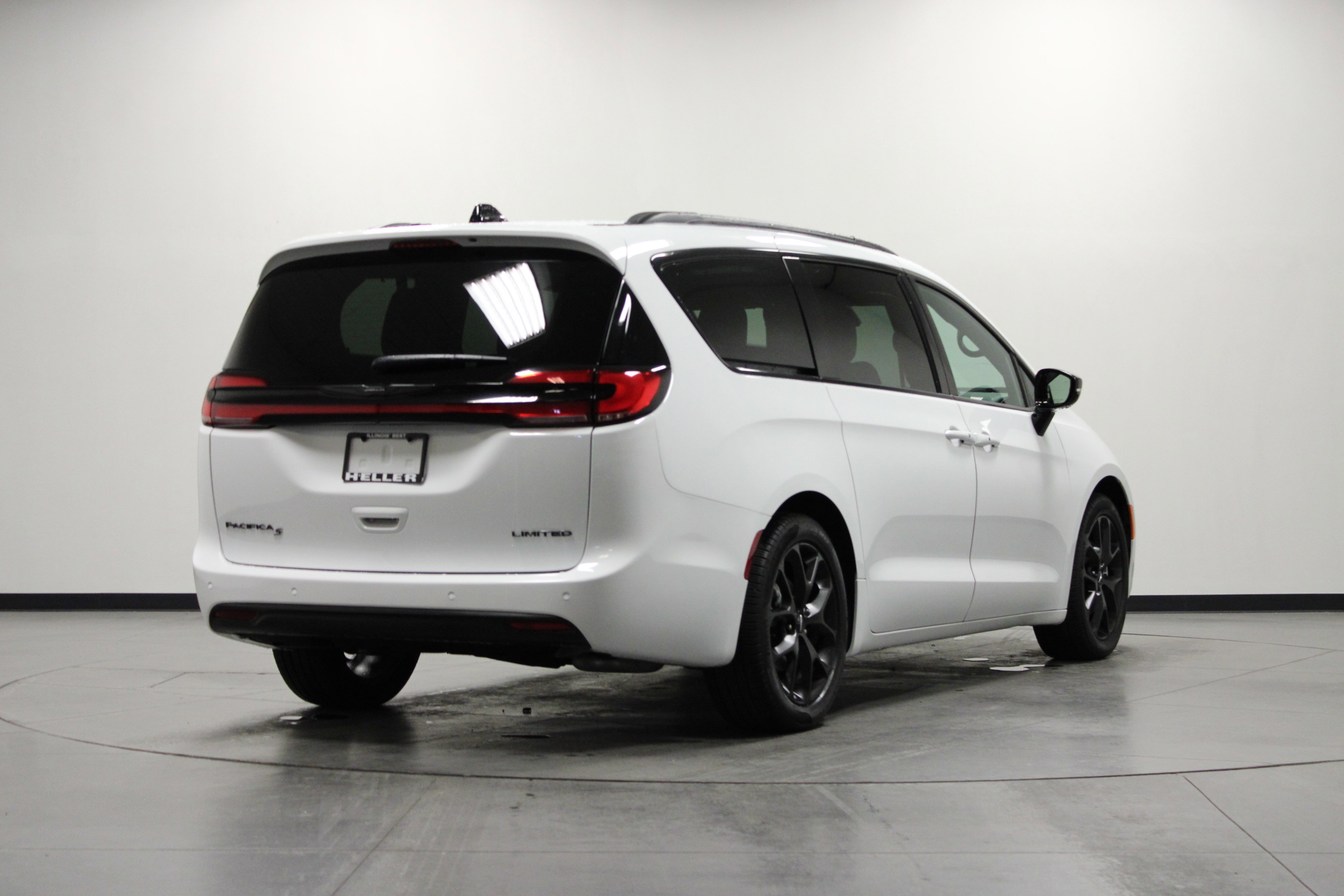 2025 Chrysler Pacifica Limited photo 3
