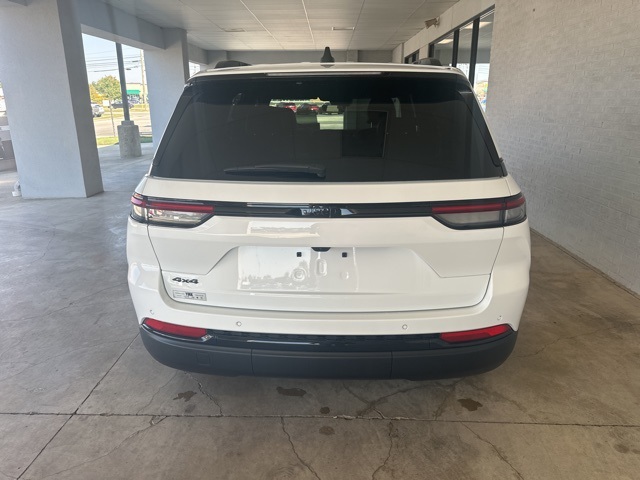 2025 Jeep Grand Cherokee Altitude photo 4