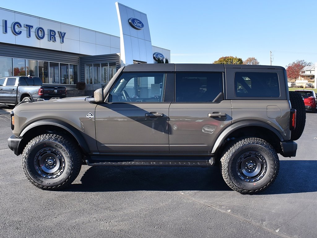 2025 Ford Bronco Outer Banks photo 2