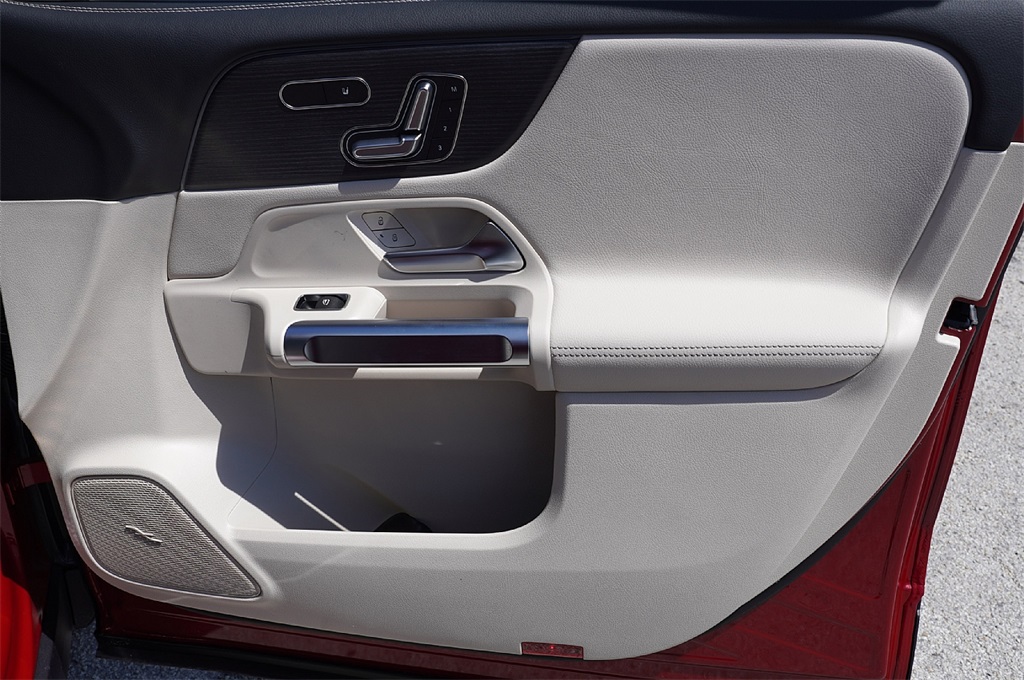 2026 Mercedes Benz GLB 250 photo 10