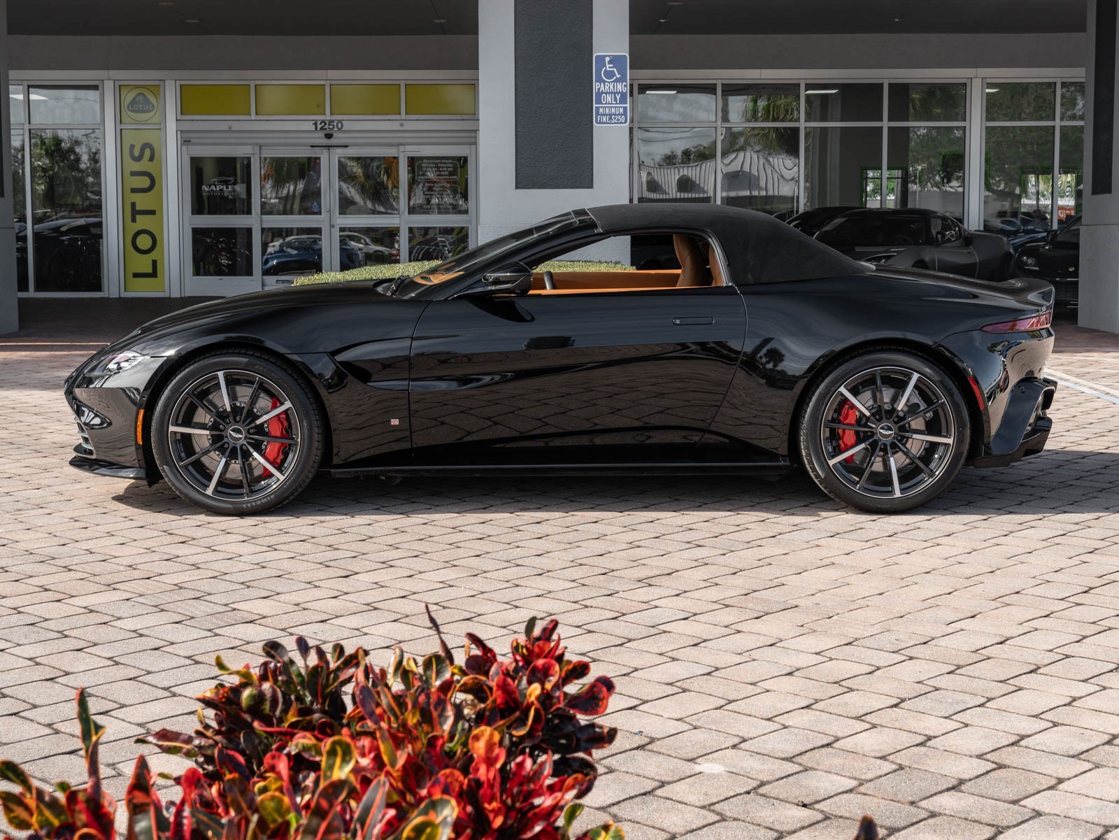 2021 Aston Martin Vantage photo 16