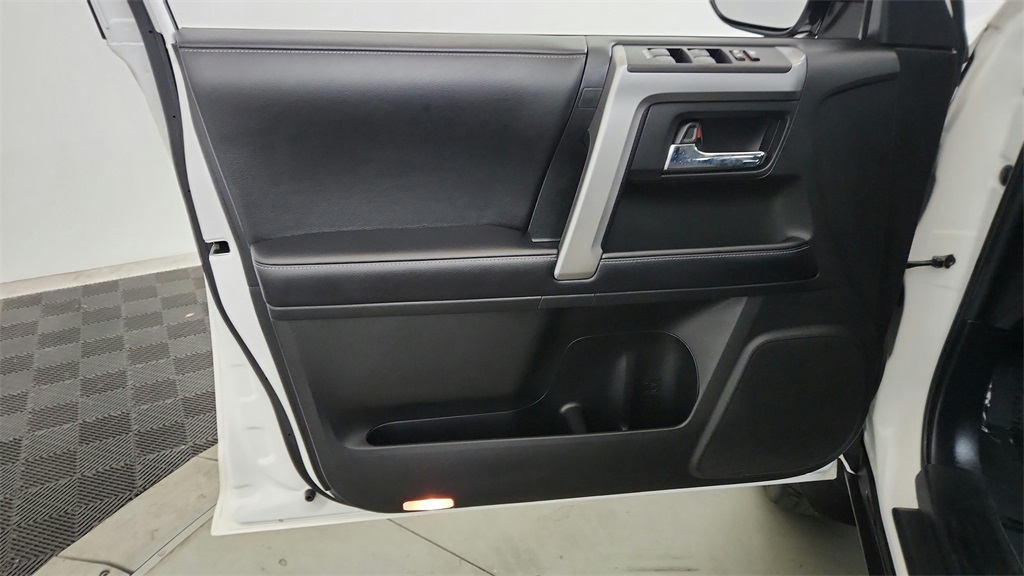 2019 Toyota 4Runner SR5 photo 24