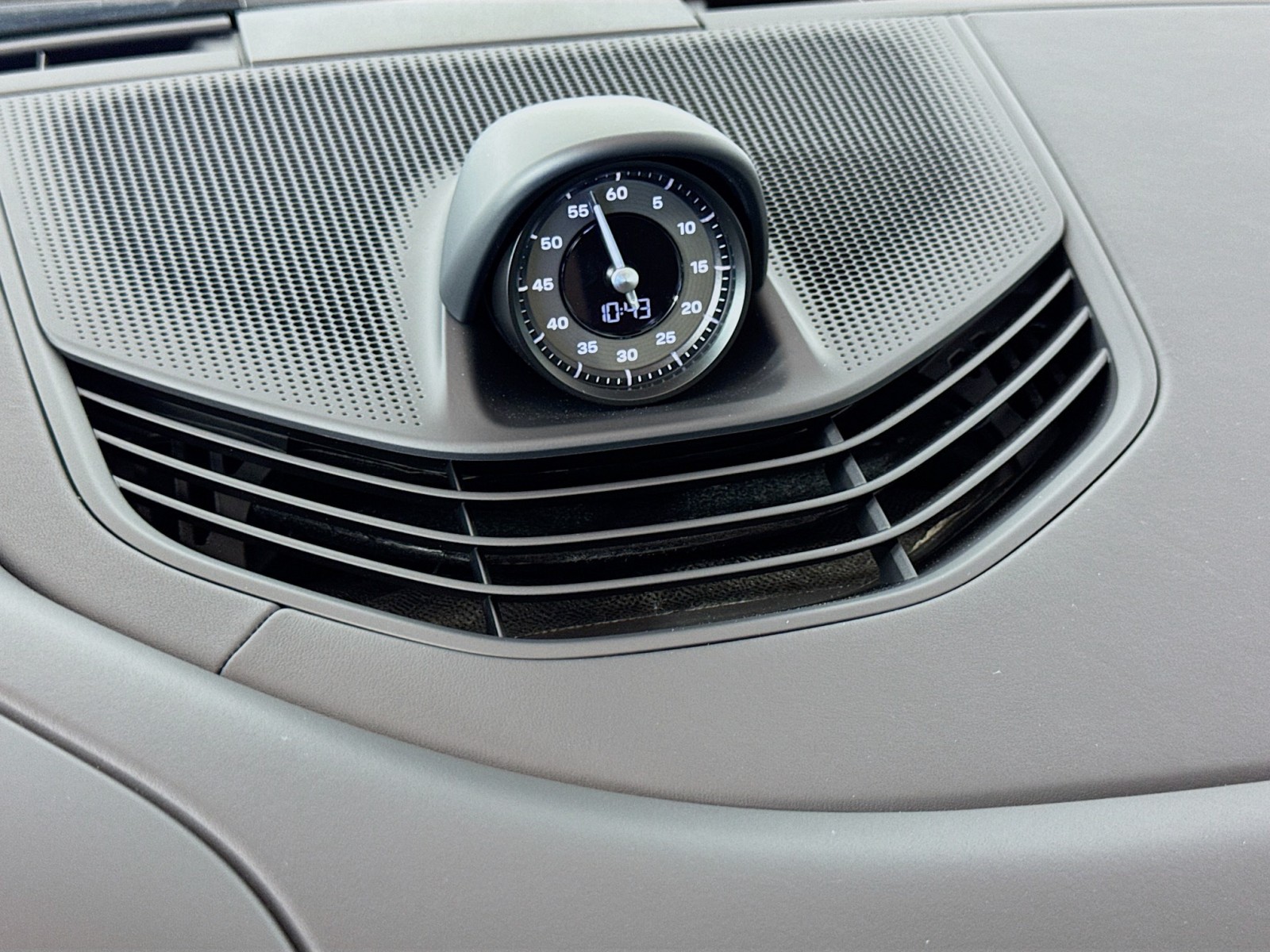 2025 Porsche Taycan Turbo S photo 27