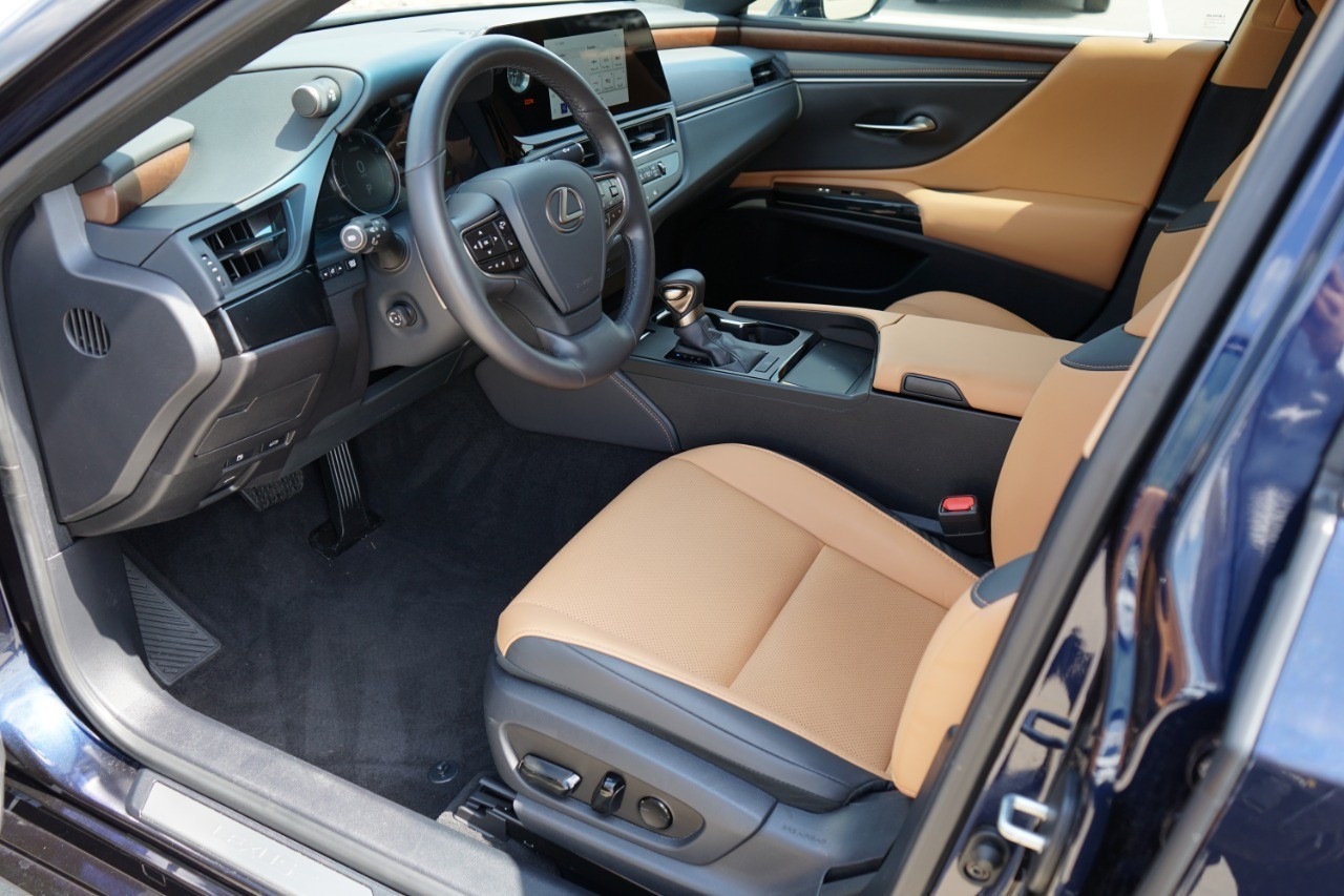 2025 Lexus ES 350 photo 13