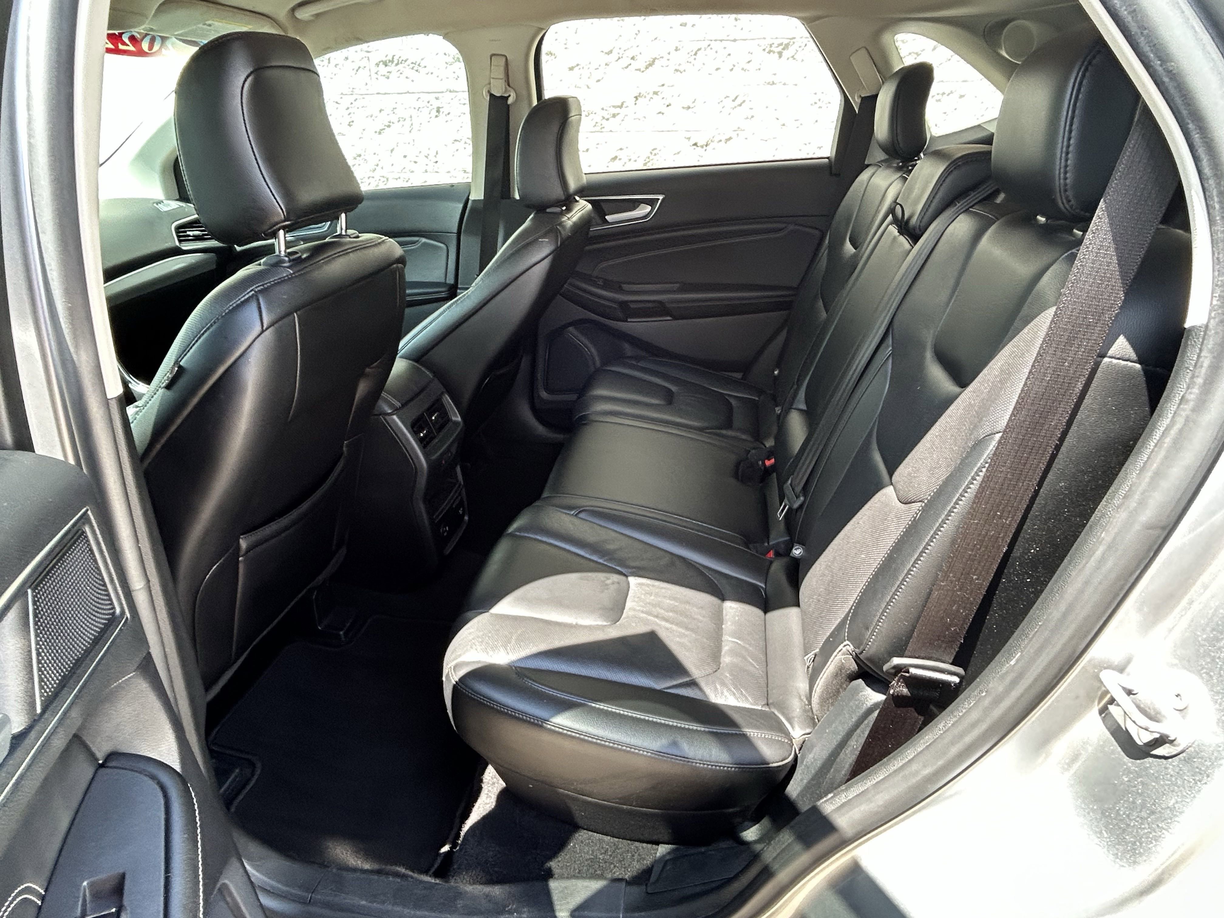 2022 Ford Edge Titanium photo 2