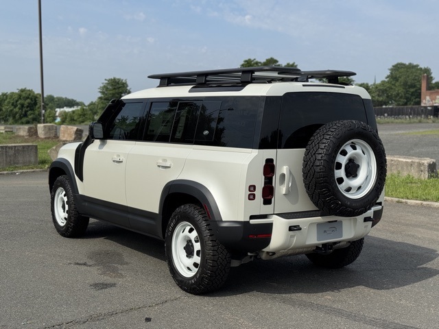 2024 Land Rover Defender 110 S photo 3