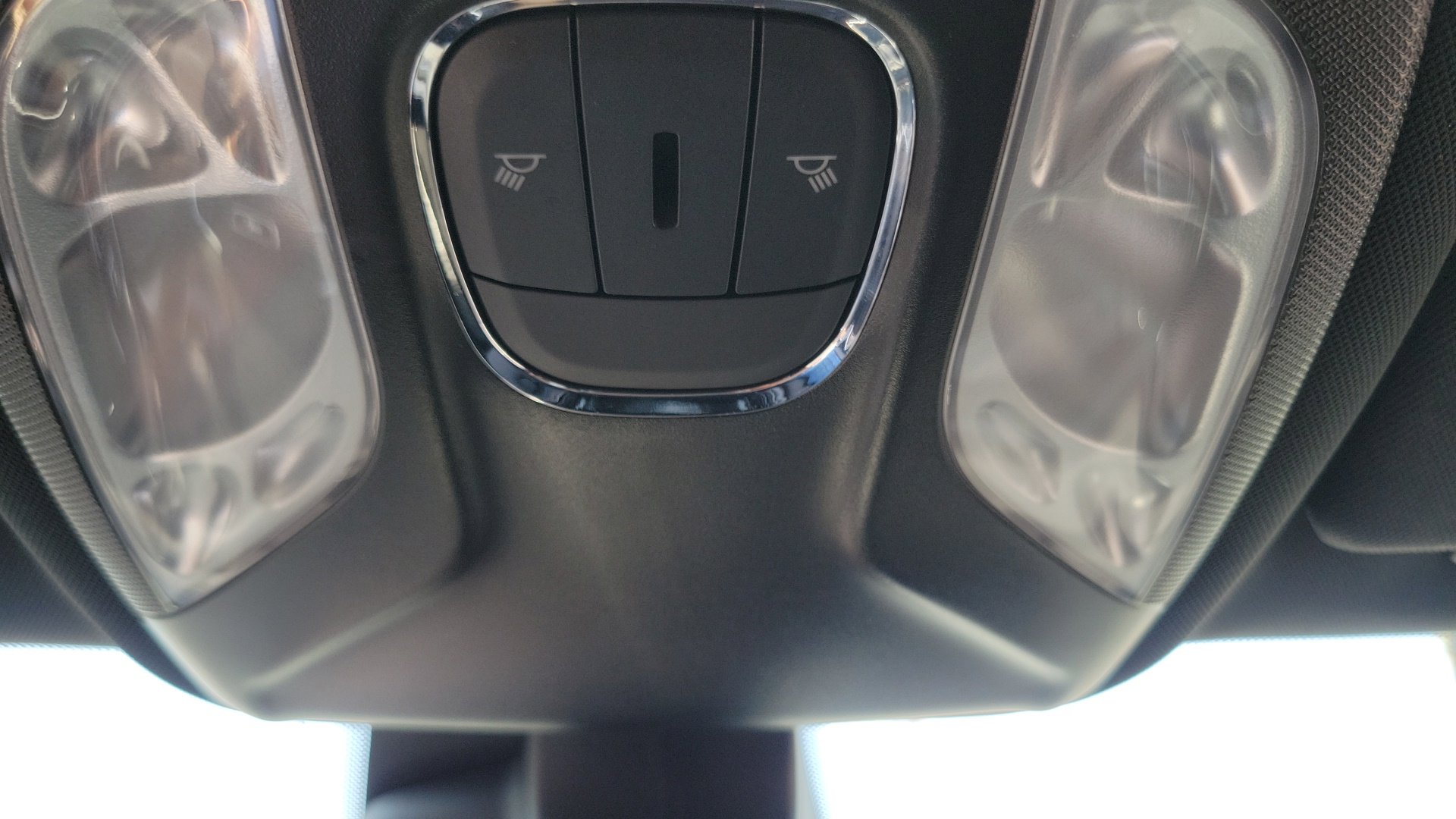 Used 2025 Bright White Clearcoat Jeep Latitude image 26