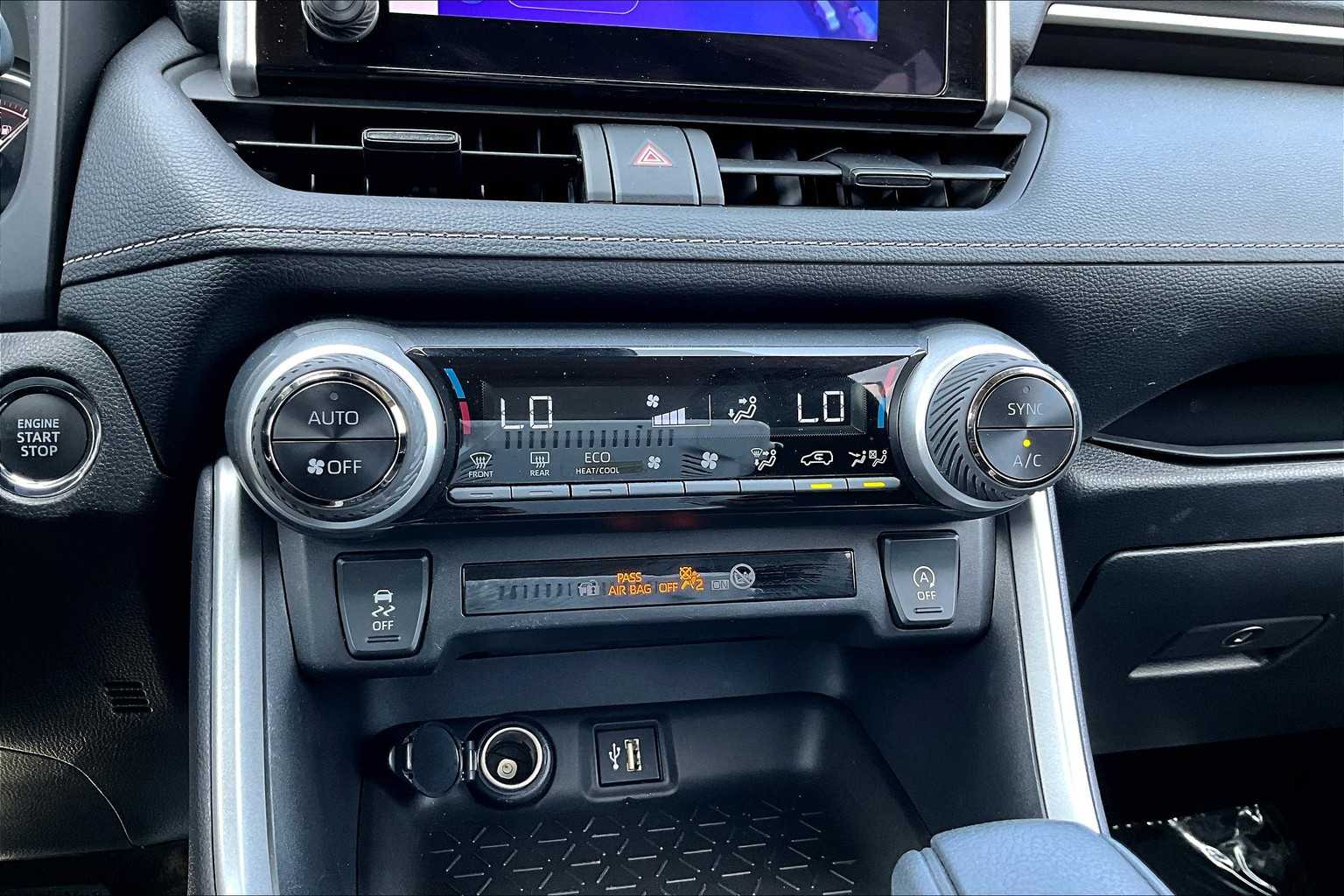 2025 Toyota RAV4 XLE photo 32