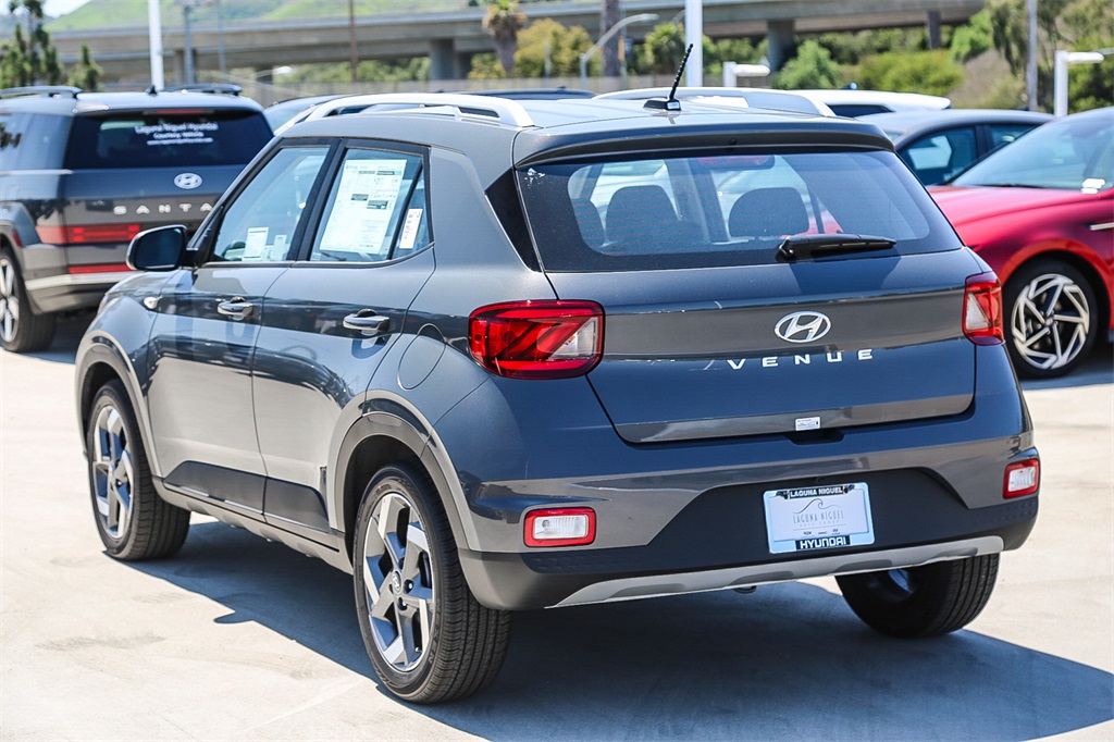 2025 Hyundai Venue SEL photo 4