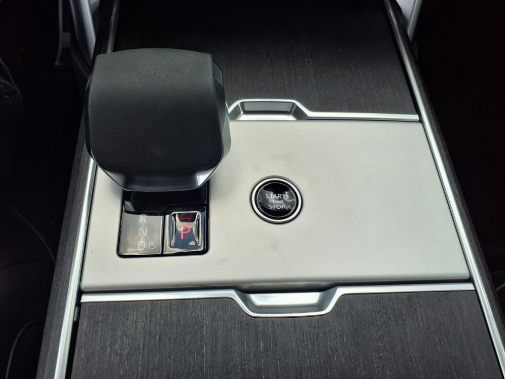 2025 Land Rover Range Rover SE photo 12