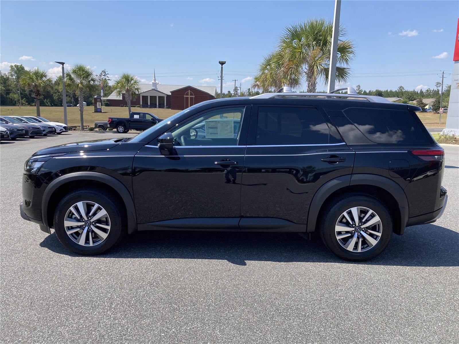 2025 Nissan Pathfinder SL photo 4