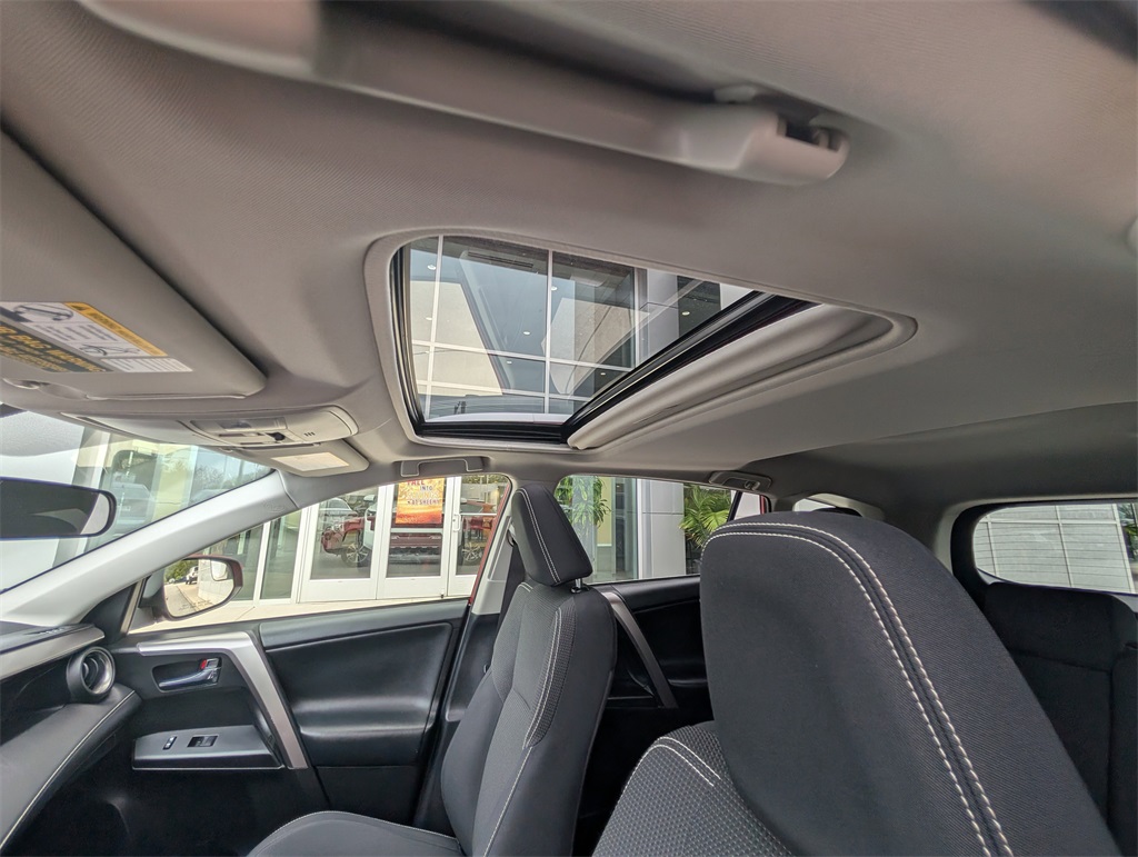 2016 Toyota RAV4 XLE photo 10