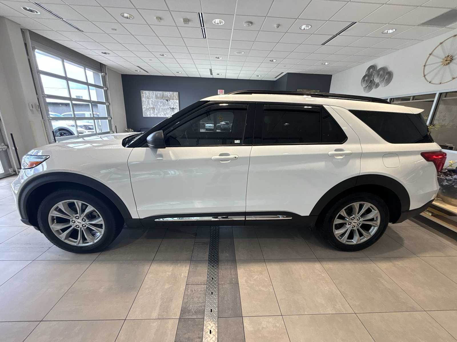 2023 Ford Explorer XLT photo 6