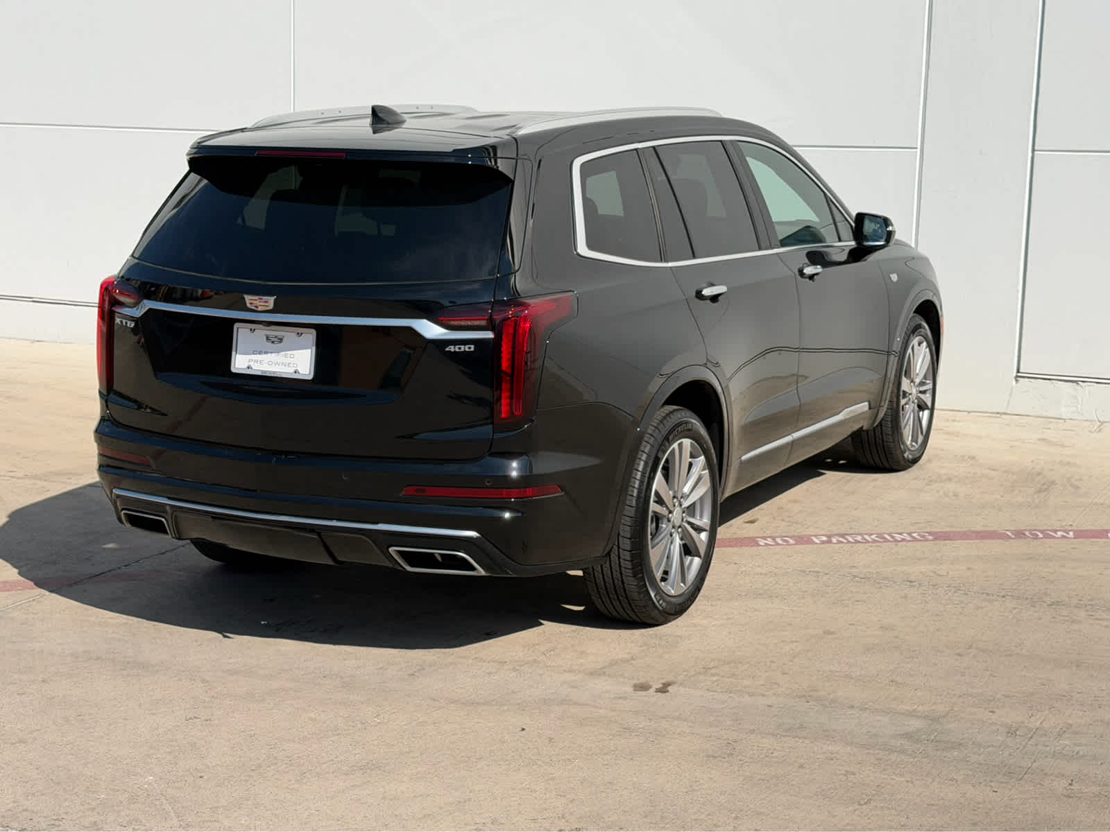2025 Cadillac XT6 Premium Luxury photo 3