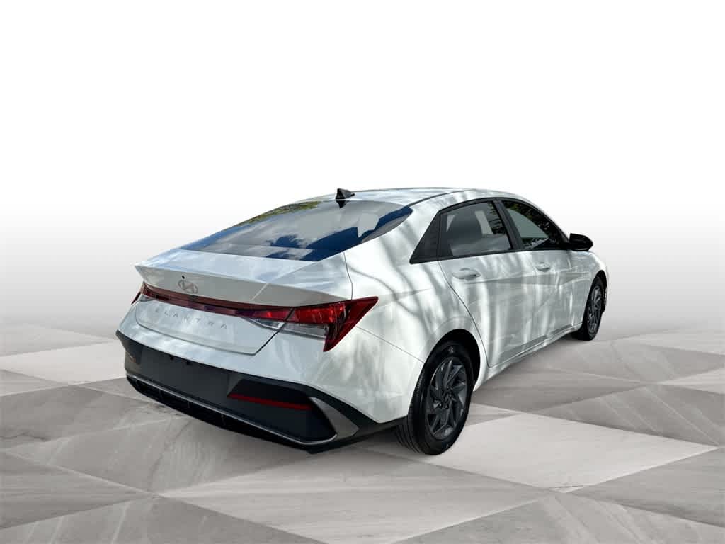 2024 Hyundai Elantra SEL photo 7