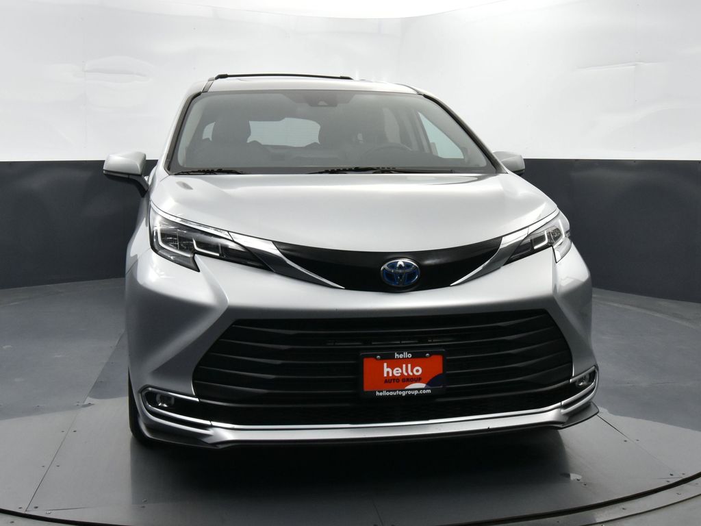 2021 Toyota Sienna XLE photo 2